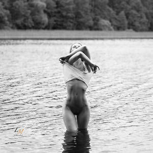 Фото девушек на озере Селигер