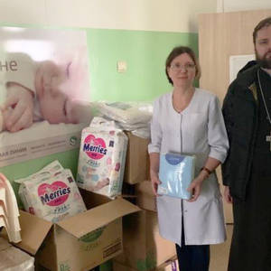 Храм в Осташкове передал товары для новорожденных в женскую консультацию города