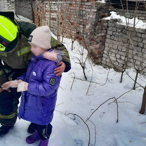 В Осташкове Тверской области спасатели сняли с крыши заброшенного здания 10-летнего ребенка