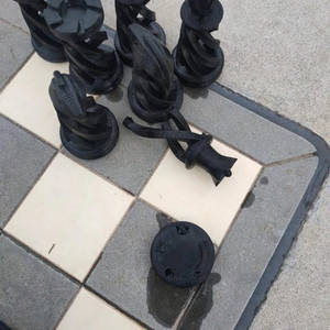 В городе вновь произошёл акт вандализма: неизвестные сломали шахматные фигуры и украли их кейс.